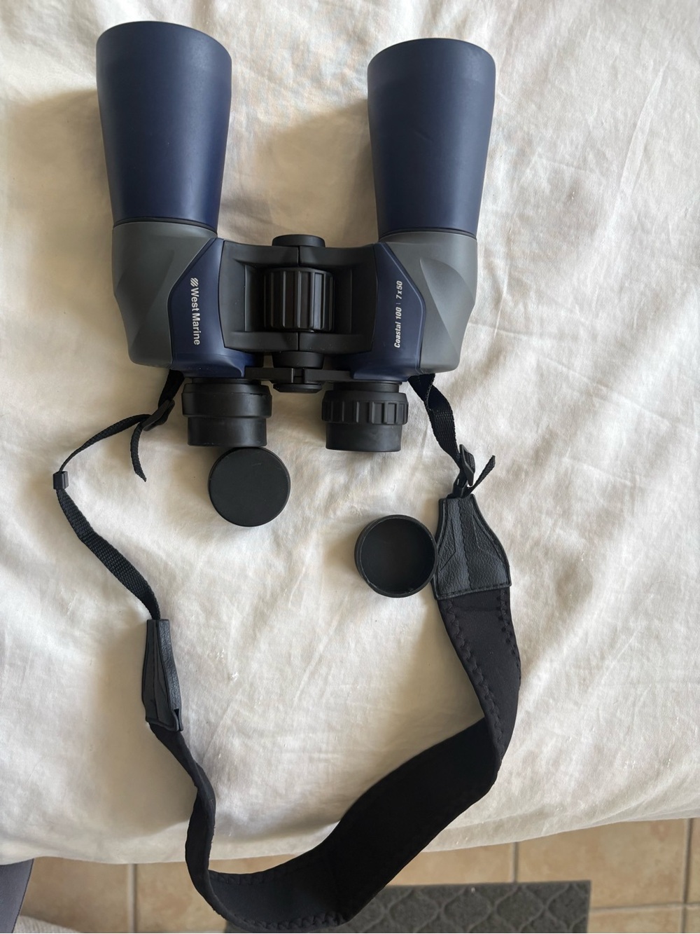 West Marine Binoculars with Neck Strap and case 7x50 field 350 ft like new